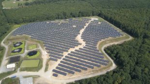 Un parc de production photovoltaïque à Bouguenais (Loire-Atlantique), producteur d’énergie dans le cadre du contrat Cader (TE44).