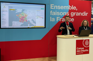 Présentation du partenariat, lors du Salon des Maires, par Stéphanie Bery, directrice du programme Santé / Grand Âge de la Banque des territoires, et Alexandre Petit, fondateur d’Alogia.