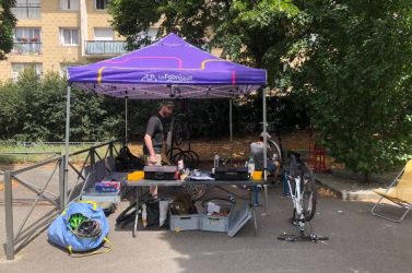 La Fabrique des cyclistes et ses ateliers mobiles permettent de rendre la mobilité à vélo accessible directement au pied des immeubles.