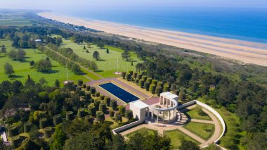 Lieu de mémoire incontournable, la plage d'Omaha Beach, dans le Calvados, l'une des cinq plages du débarquement et le cimetière américain de Colleville-sur-Mer.
