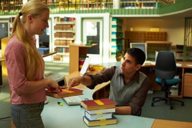 bibliothécaire-Robert Kneschke-AdobeStock_18550248