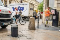 À Bordeaux (Gironde), dans les zones à trafic limité, des bornes d’accès connectées permettent l’entrée des véhicules de livraison autorisés au préalable.