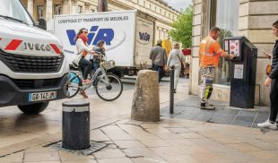 À Bordeaux (Gironde), dans les zones à trafic limité, des bornes d’accès connectées permettent l’entrée des véhicules de livraison autorisés au préalable.