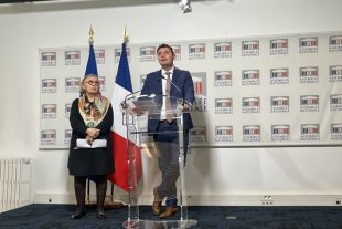 Conférence de presse lors de la remise du rapport de la commission d'enquête sur « les défaillances des politiques publiques de prise en charge de la santé mentale et du handicap »