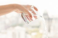 main-renverser-verre-eau freepic