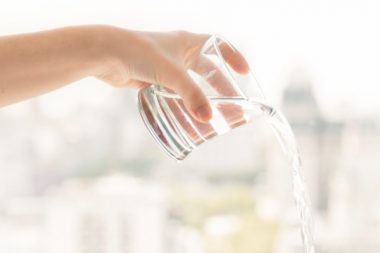 main-renverser-verre-eau freepic