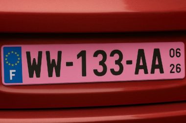 Code de la route : que signifieront les nouvelles plaques d&rsquo;immatriculation rose vif ?