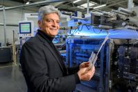 Hervé Abitbol, dirigeant de l'entreprise Tecmatel Adhesive Technology, veut innover avec un pansement chirurgical connecté.