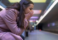 Une femme inquiète sur un quai de métro