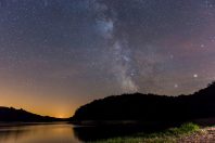 Le lac de Chaumeçon, l'un des sept lacs du Morvan. Pour protéger la flore et la faune sauvage, les moteurs thermiques sont interdits.