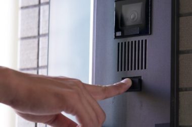 Démarchage à domicile : comment une commune peut-elle faciliter l&rsquo;opposition des administrés ?