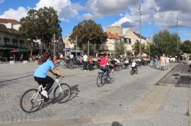 À Conflans-Sainte-Honorine, la place Fouillère a été transformée de parking en place piétonne en bord de Seine.
La communauté urbaine Grand Paris Seine & Oise a porté la maîtrise d’ouvrage de ce chantier de 4 millions d’euros.