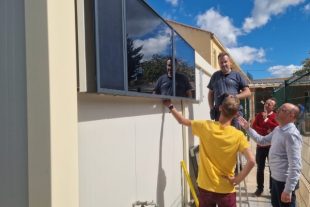 Dans les bâtiments publics, les économies d’énergie peuvent aller
jusqu’à 80 % car le fonctionnement d’un chauffage solaire thermique
est bien adapté au temps de présence des occupants.