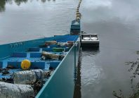 En amont de la Garonne, ce barrage flottant avale les déchets plastiques