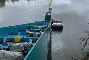 En amont de la Garonne, ce barrage flottant avale les déchets plastiques