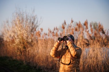 observation-jumelles- encierro-AdobeStock_1267598338