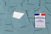 Ensemble d'enveloppes bleues avec un bulletin de vote et carte d'électeur