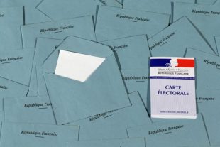 Ensemble d'enveloppes bleues avec un bulletin de vote et carte d'électeur