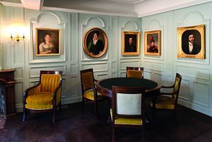 Reconstitution du salon de la maison Champollion, orné de nombreux portraits de famille.