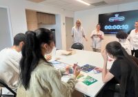 Un groupe en train de jouer à l'Independance game