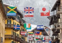 Des dizaines de drapeaux dans les rues de Cortina d'Ampezzo (Italie)