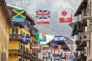 Des dizaines de drapeaux dans les rues de Cortina d'Ampezzo (Italie)