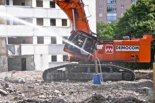 Démolition de l'immeuble Hêtre Pourpre sur le Plateau de Haye à Nancy.