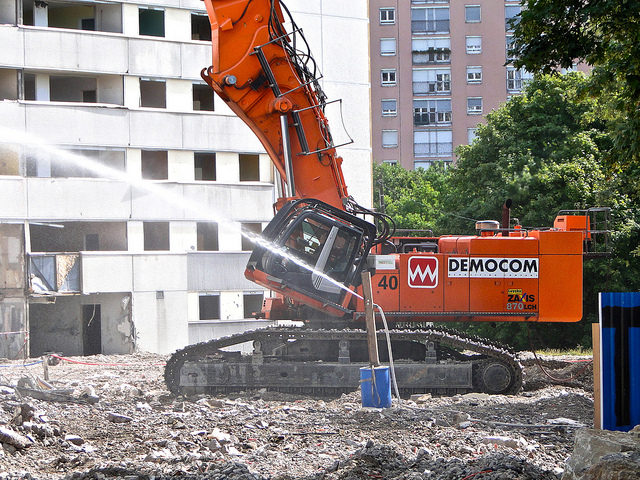 Démolition de l'immeuble Hêtre Pourpre sur le Plateau de Haye à Nancy.
