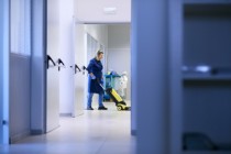 Eviter les néons, les minuteries, installer des leds pilotables sont quelques-unes des recommandations pour faire baisser les factures de l'éclairage intérieur des bâtiments publics.
