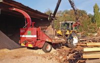 Dans le PNR du Pilat, des hangars permettent de stocker les plaquettes pour qu’elles sèchent et puissent être utilisées par les chaufferies bois.