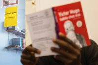 Au Secours Catholique, un mineur non accompagné lit un livre.