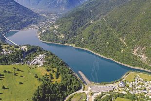 La Step de Grand'Maison, en Isère, est la plus puissante de France avec une capacité de 1 800 MW.