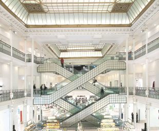 Le Bon Marché, à Paris, fait varier son éclairage en fonction de la luminosité extérieure.