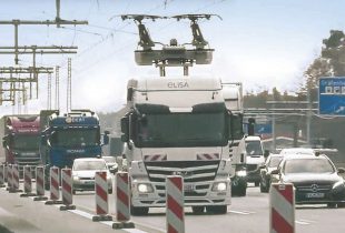 Sur la route fédérale A5 au niveau de Francfort (Allemagne), les camions hybrides se rechargent via le système de caténaires.