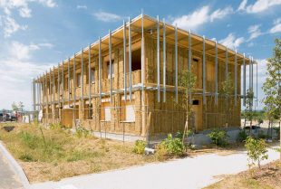 Le siège d'Izuba Energies à Fabrègues (Hérault) comprend une ossature en bois, une isolation en paille et des enduits en terre et paille.