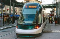 Abandonné il y a plus de cinquante ans, le tramway a été remis en service en 1994. Six lignes relient le centre-ville à la banlieue et aux communes voisines.