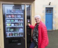L’épicerie-distributeur de dépannage propose une trentaine de produits. Elle est équipée d’un moyen de paiement à carte bancaire sans contact.