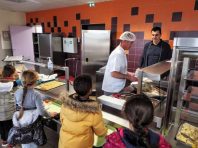A Cazouls-lès-Béziers, des cuisiniers ont été recrutés : Thierry Flores, responsable de services et Jérôme Mas, chef de cuisine.