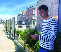 En dix courtes sessions, les saisonniers embauchés pour accueillir du public se forment aux techniques de la relation clientèle, au tourisme durable…