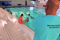 A cause des émanations de chlore des piscines, des maîtres-nageurs sont reconnus inaptes au travail vers la cinquantaine et contraints d’exercer une autre activité.