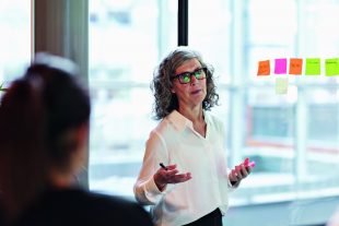 Aujourd’hui, les candidats seniors sont mieux vus : ils sont riches d’une expérience à transmettre et ont un sens du service public que l’on trouve de moins en moins.