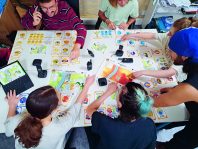 Le jeu Cit’in crise, animé par l’association Les Petits Débrouillards de Nouvelle-Aquitaine, permet aux enfants de comprendre les enjeux des inondations.