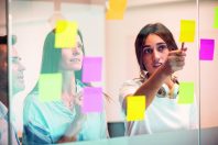 Dans les services, les manageurs doivent faire de la diversité générationnelle une véritable force au service du collectif de travail.