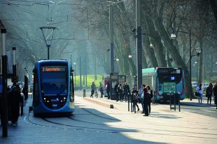 Tram, bus et vélos électriques sont les grands gagnants du test « un mois sans ma voiture », avec 75 % des participants qui ont utilisé et approuvé ces solutions.