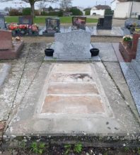 Après exhumation des corps, les caveaux sont nettoyés, désinfectés et réparés si nécessaire. Le dallage intermédiaire est retiré et un couvre-caveau neuf installé.