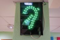 La mesure du bruit s’affiche sur un tableau lumineux connecté représentant une oreille qui passe du vert au rouge selon les niveaux captés.