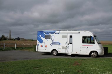 Courtiser, financer, salarier : les trois paris des collectivités contre les déserts médicaux