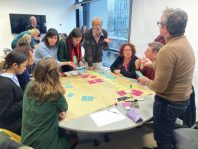 Le principe de la fresque, fondé sur des jeux de cartes (âge de la vie, facteurs de risques, pathologies, interventions…), permet à chacun de situer son action.