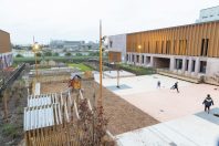 Bordeaux ouvre des cours d’école aux habitants, le samedi de 9 heures à 18 heures. Un agent municipal est présent pour gérer les abus de comportements.
