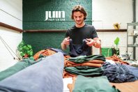 La PME Juin fait le lin valorise le lin qui pousse en France, refusant la délocalisation : les fils sont tricotés sur place, le stylisme est aussi local.